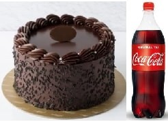4 kişilik Klasik çikolatalı yaş pasta 1 lt cola Sürpriz pasta gönderimi pasta